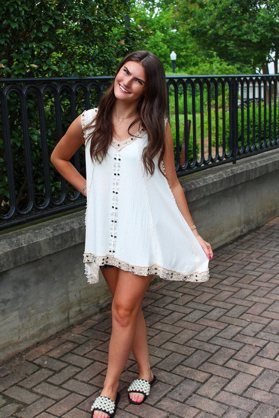 Designed V-Neck w Pearl Stud Trim Detail